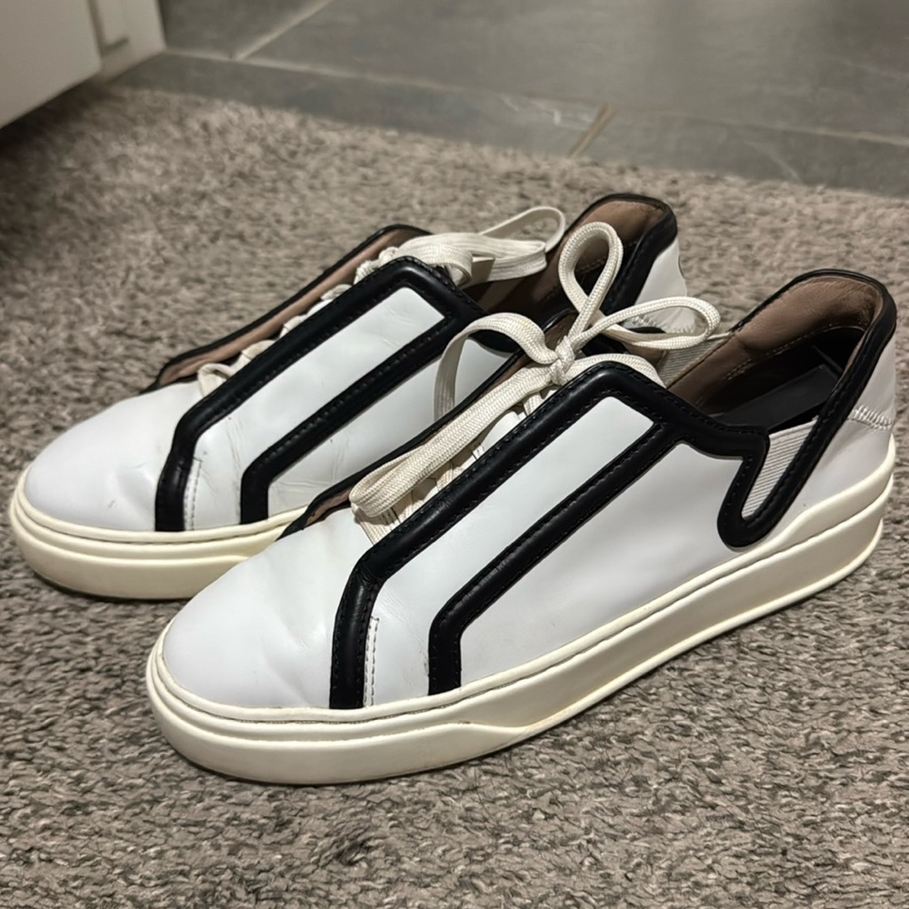 Stuart Weitzman - leather sneaker
